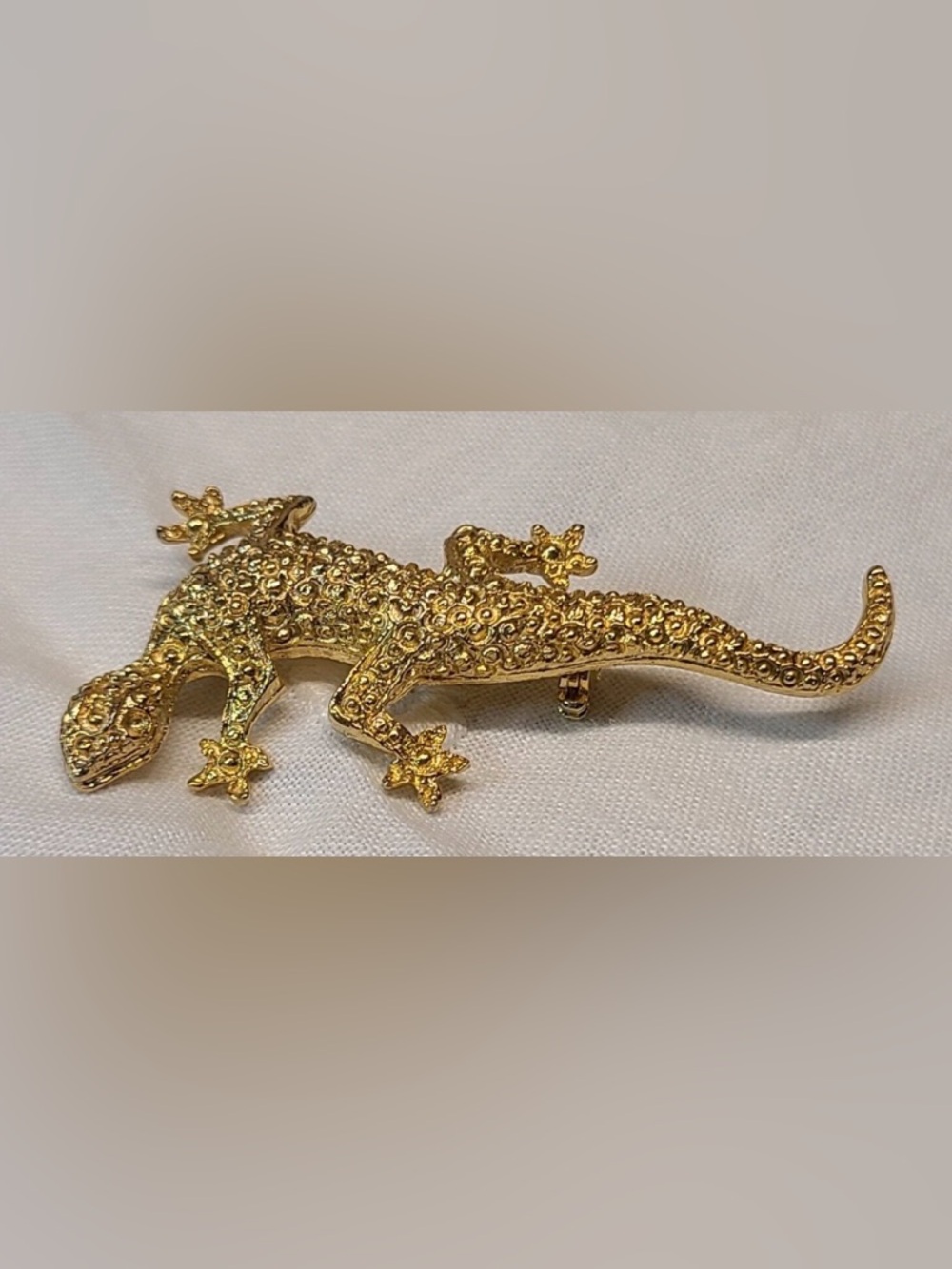 Gold Gecko Reptile Brooch - Decorative Pet-Inspired Pin - Picture 2 of 10